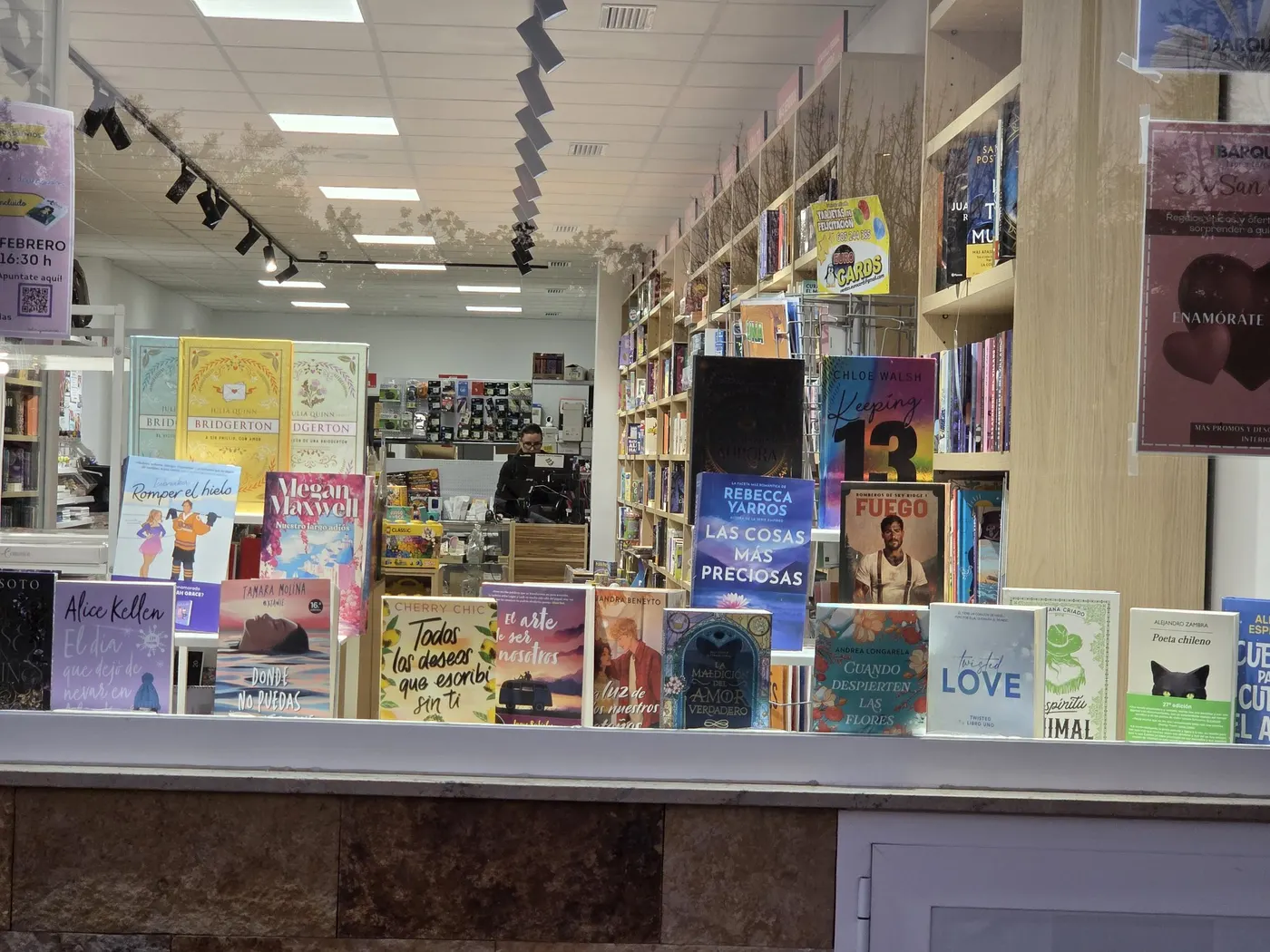 Escaparate con novedades de narrativa