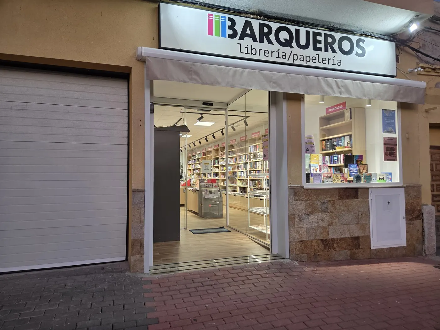 Fachada de la librería papelería Barqueros en Camino del Palmeral