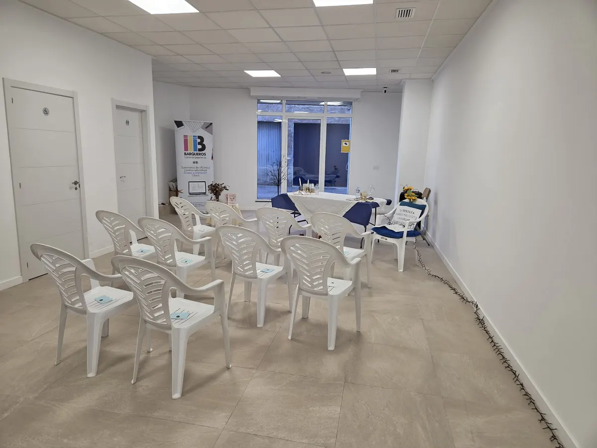 Sala de La Incubadora de Sueños preparada para una presentación
